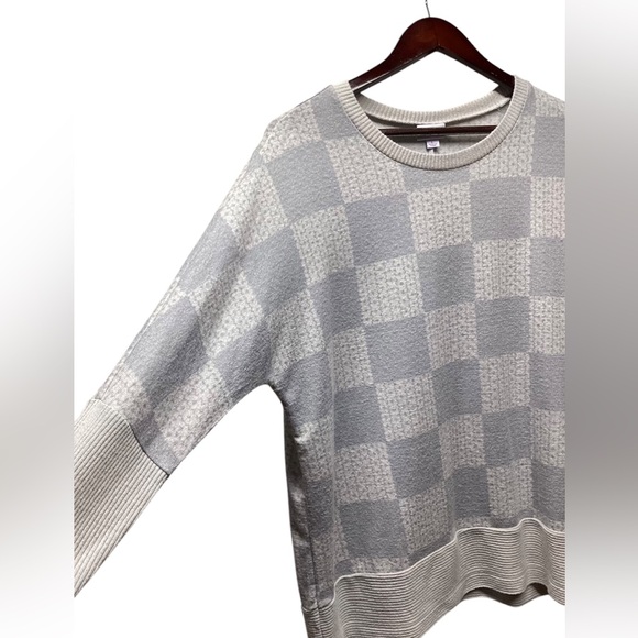 LulaRoe Tammy Top. Gray block pattern. Size Large - Picture 2 of 12